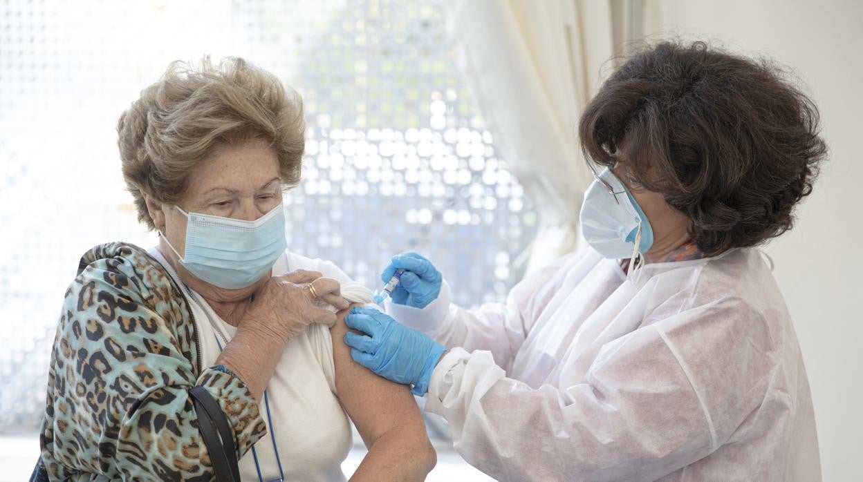 Un sanitario inocula a una persona