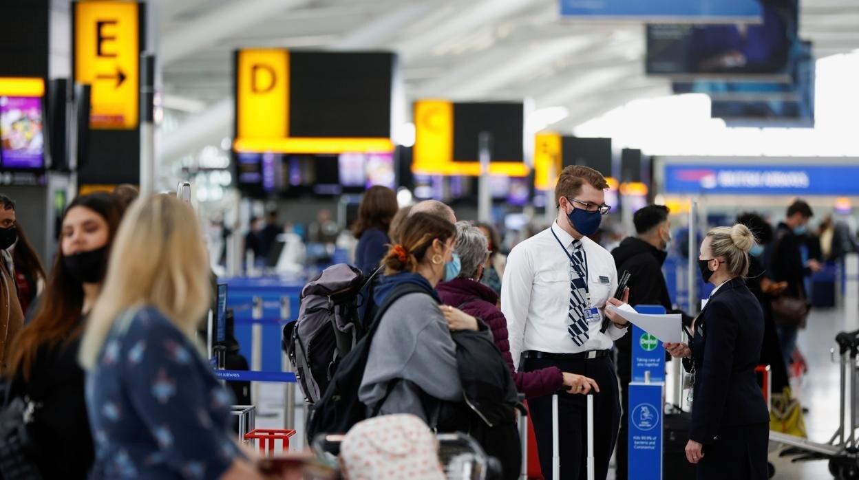 Viajeros en el aeropuerto londinense de Heathrow
