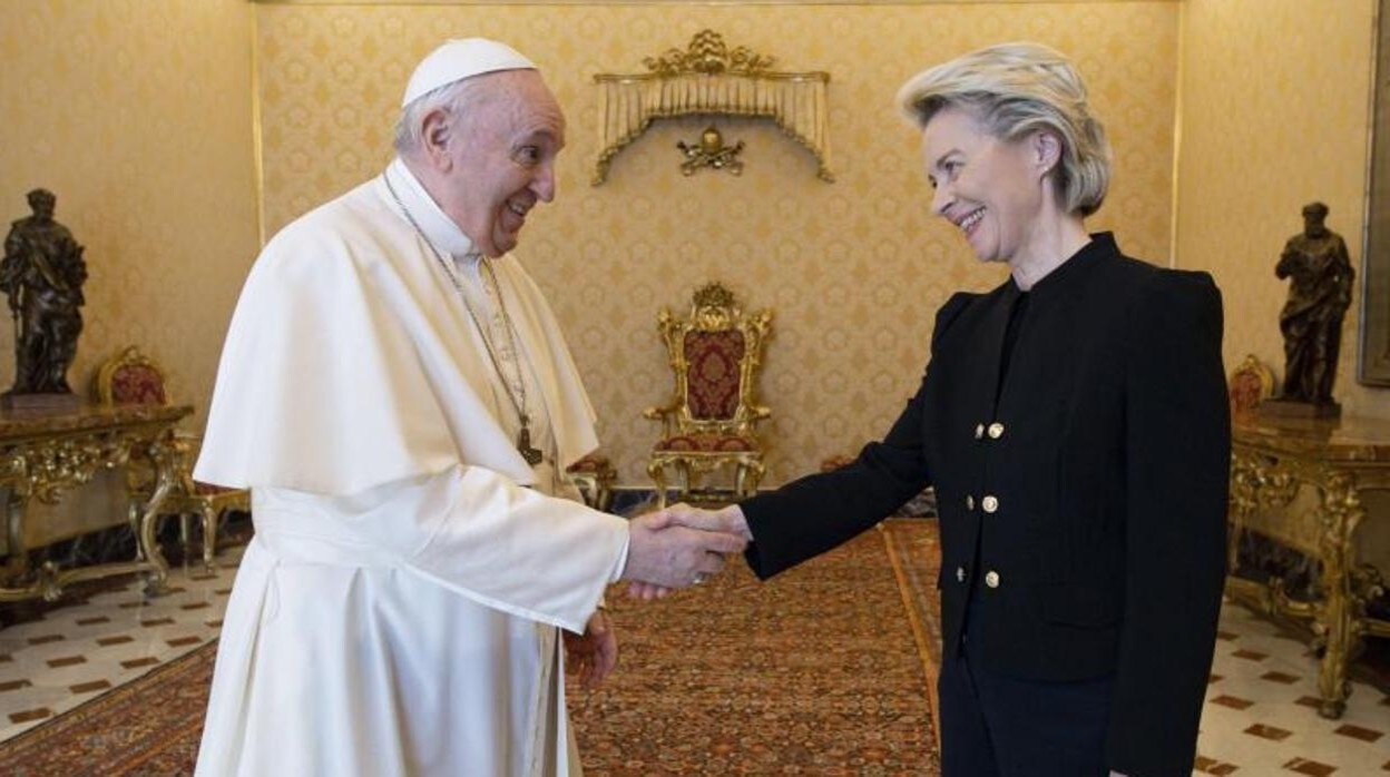 Ursula von der Leyen y el Papa Francisco
