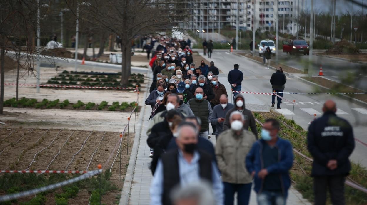 Vacunación masiva en el Hospital Enfermera Isabel Zendal de Madrid
