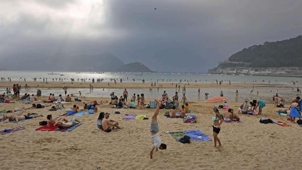 Casi 300.000 españoles piden que se prohíba fumar en la playa