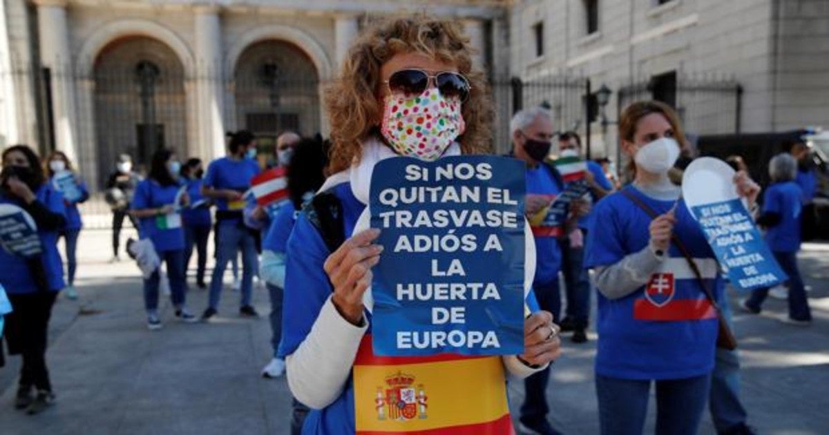 Los regantes se han concetrado esta mañana frente al Ministerio de Transición Ecológica