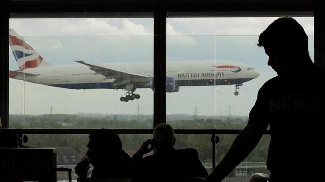 Fotografía de archivo de un avión de la compañía británica 'British Airways' visto desde una ventana de aeropuerto