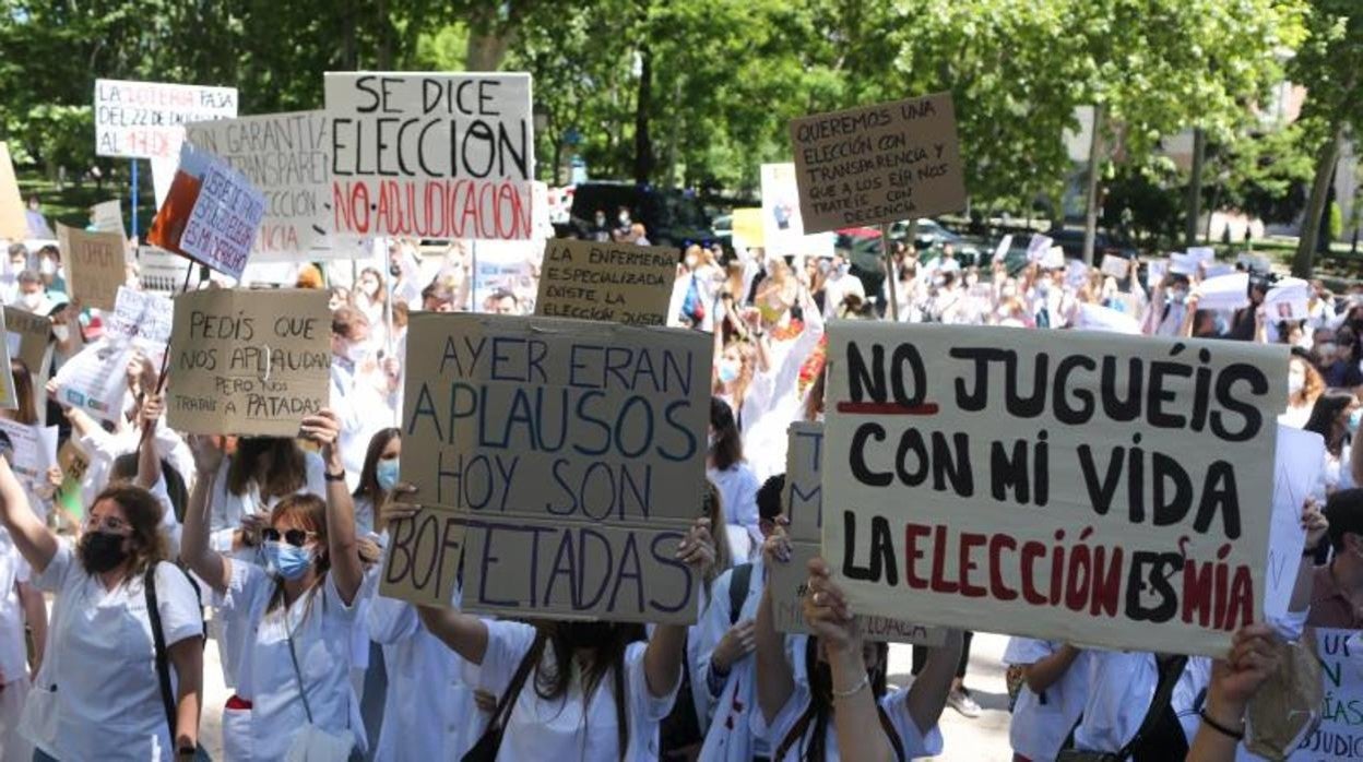 Miles de aspirantes de toda España protestan ante el Ministerio de Sanidad por la adjudicación telemática de las plazas