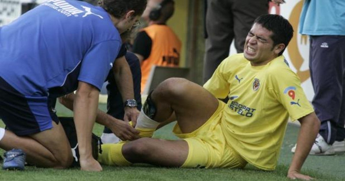Un jugador de fútbol se duele de una lesión sufrida en el terreno de juego