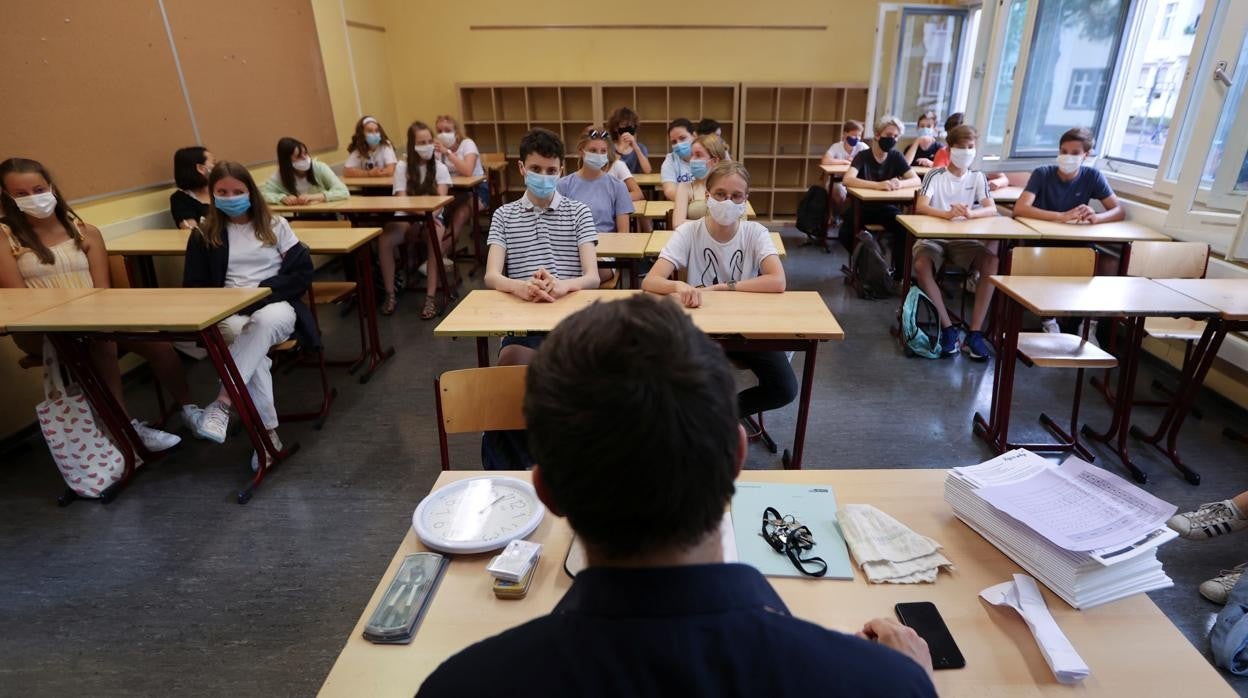 Alumnos de una clase sobre test de Covid en un colegio de Bonn