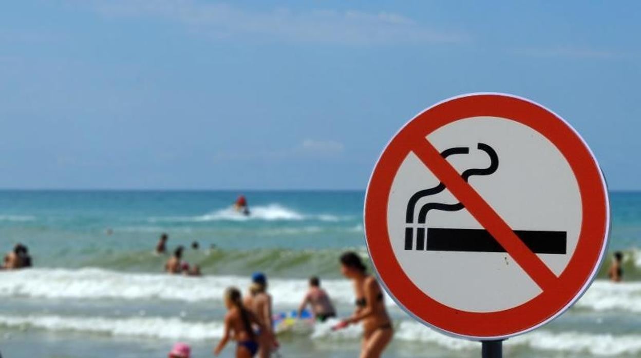 Los ayuntamientos lideran la lucha contra el tabaco en las playas ante la pasividad del Gobierno