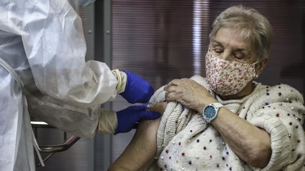 ¿Puedo tomar ibuprofeno antes de vacunarme con Pfizer?