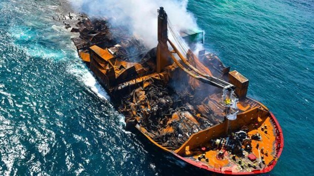 Miedo a un desastre ambiental tras el hundimiento de un carguero con productos químicos en Sri Lanka