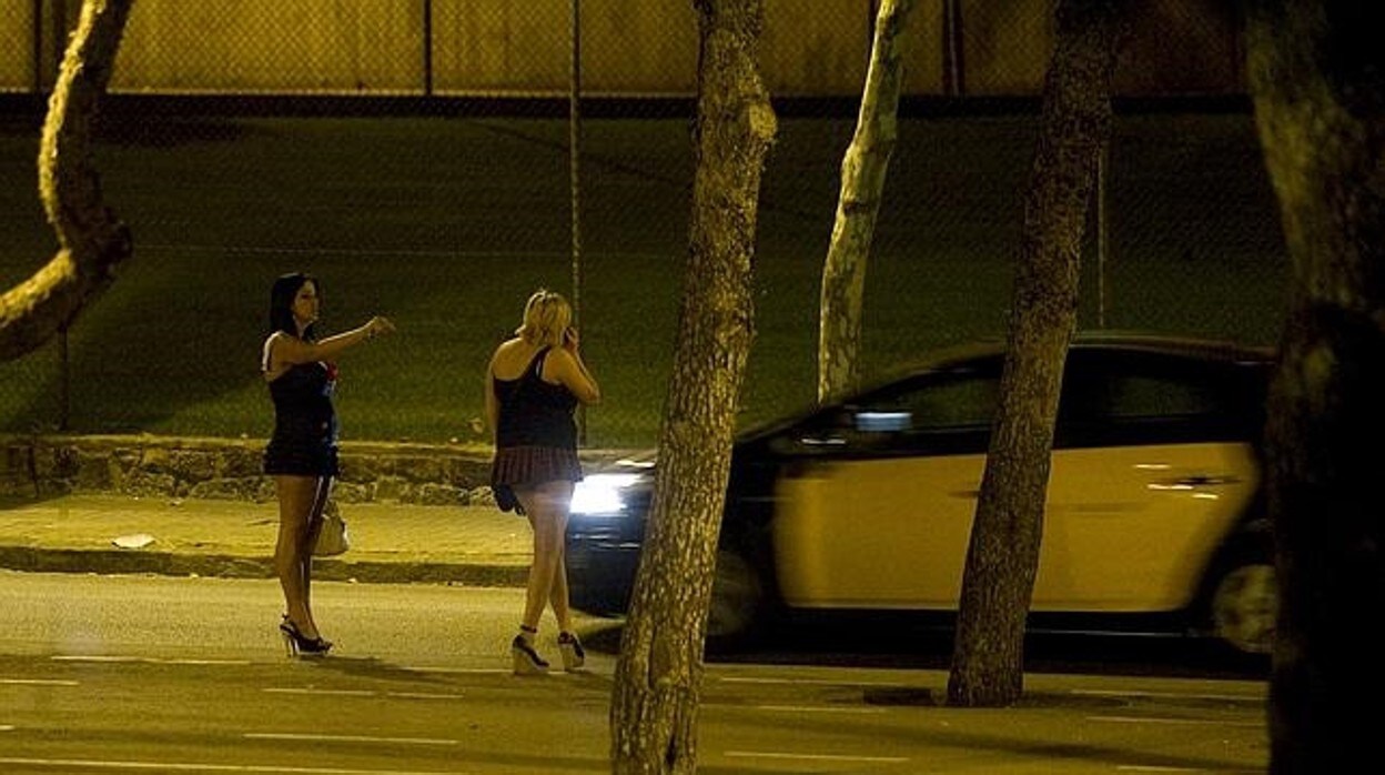 Prostitutas intentando captar clientes en la calle