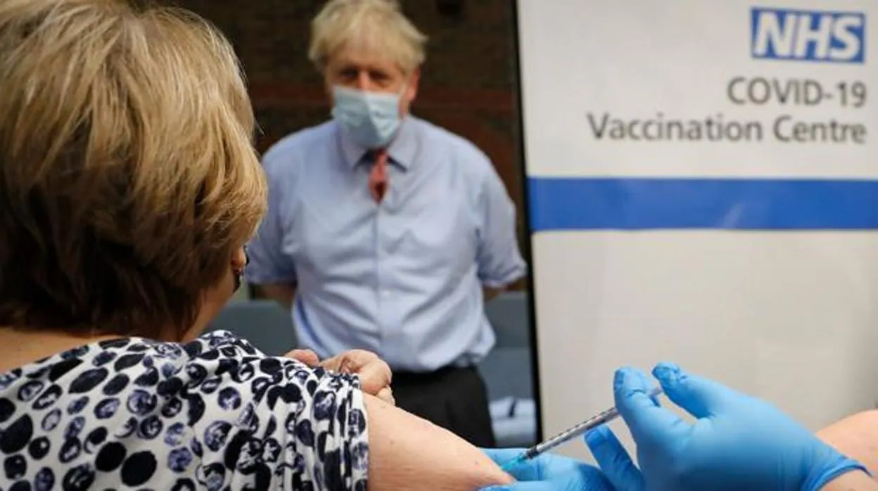 Centro de vacunación británico, Boris Johnson al fondo