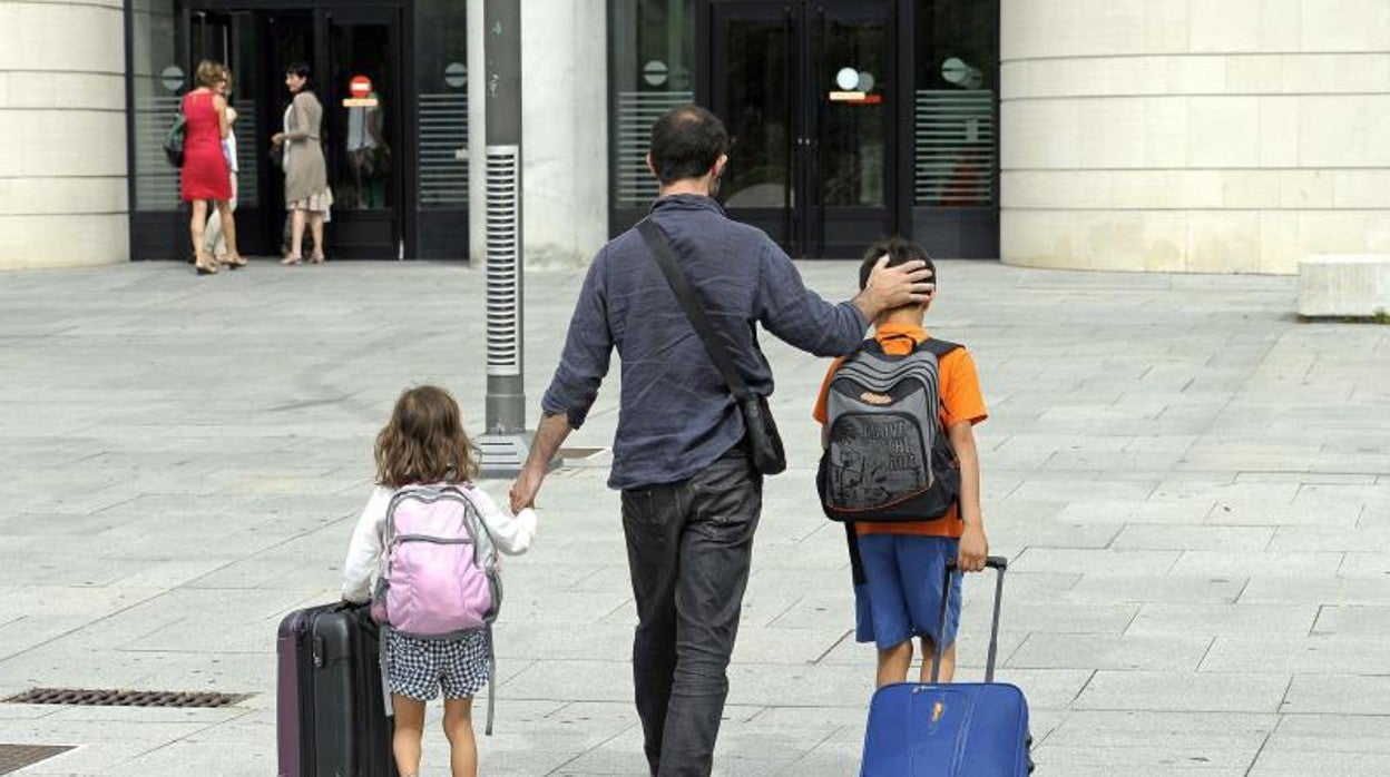 Un padre y sus dos hijos entran en el Palacio de Justicia de Navarra