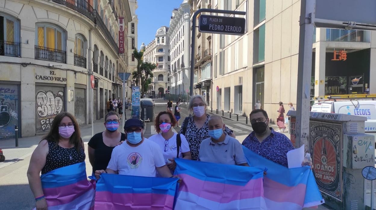 Concentración hoy de la FELGTB, Triángulo y Chrysallis en la Plaza Zerolo de Madrid