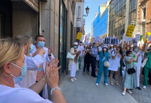 Manifestación de los MIR a su paso por el Centro de Salud Las Cortes