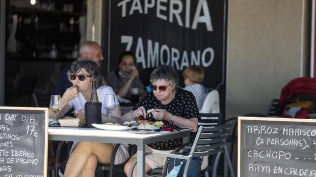 Sanidad renuncia a imponer a las autonomías sus restricciones para hostelería y ocio nocturno