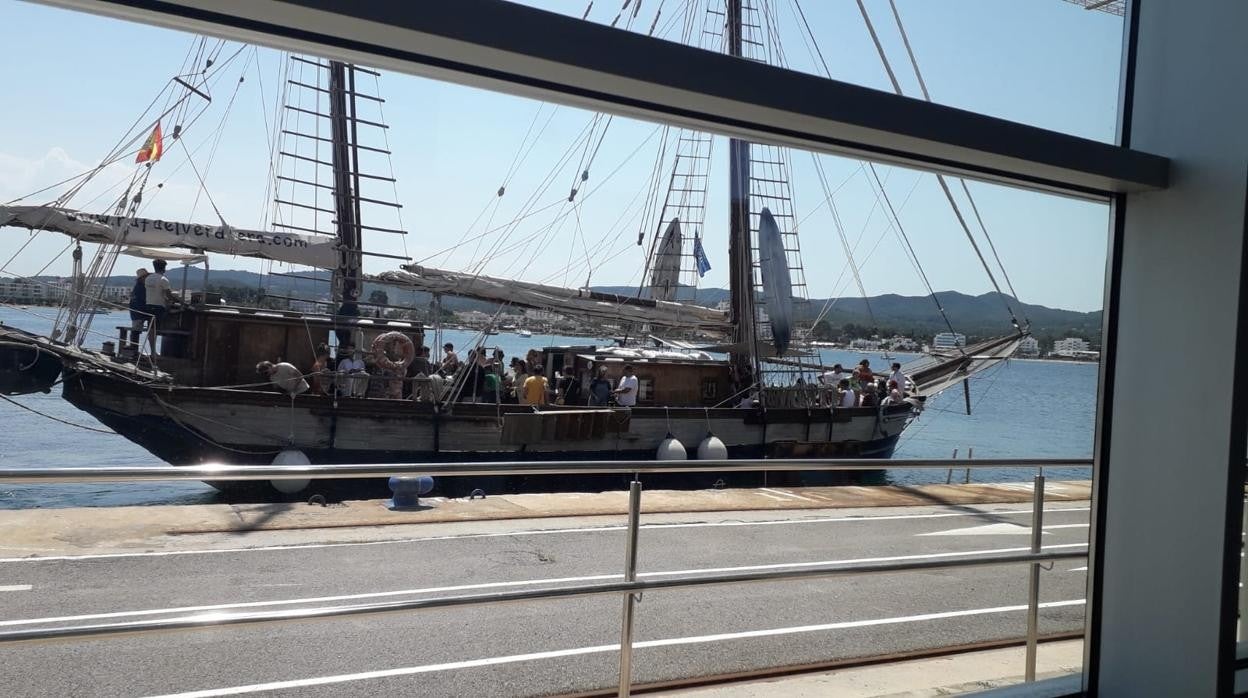 EL velero en el muelle de la estación marítima de Ibiza