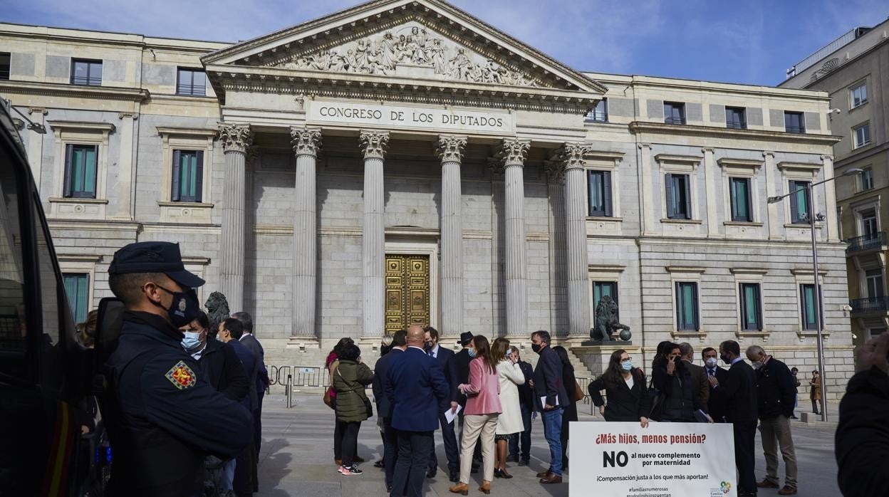 Imagen de archivo de una protesta de las familias numerosas frente al Congreso de los Diputados