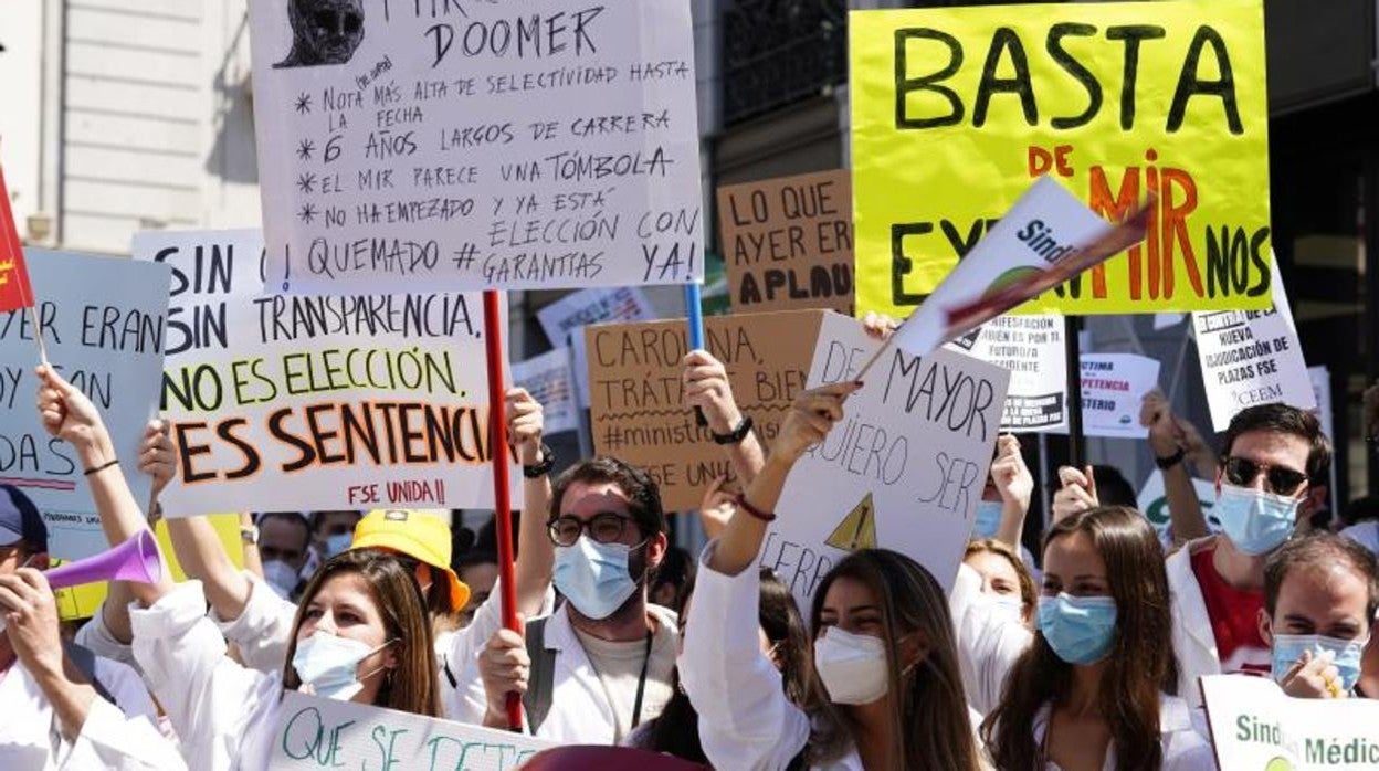 Protesta de los MIR ante el Ministerio de Sanidad