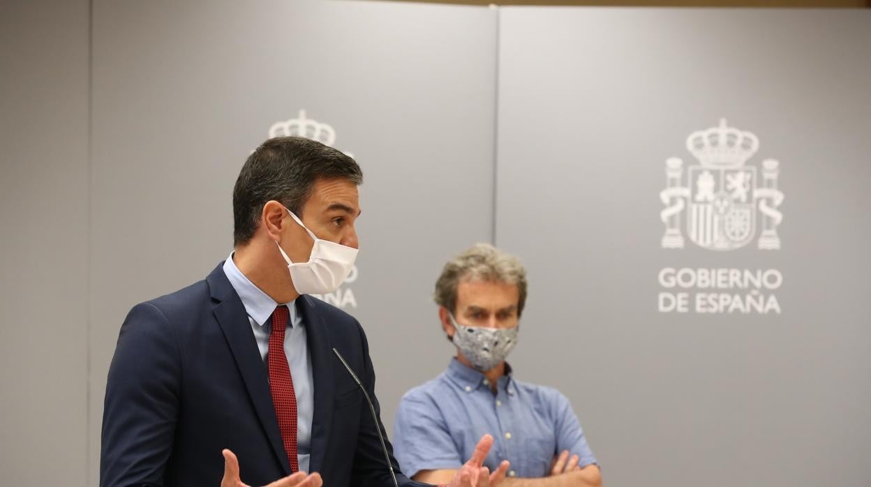 Pedro Sánchez, junto a Fernando Simón, en el Centro de Coordinación de Alertas y Emergencias Sanitarias (CCAES)