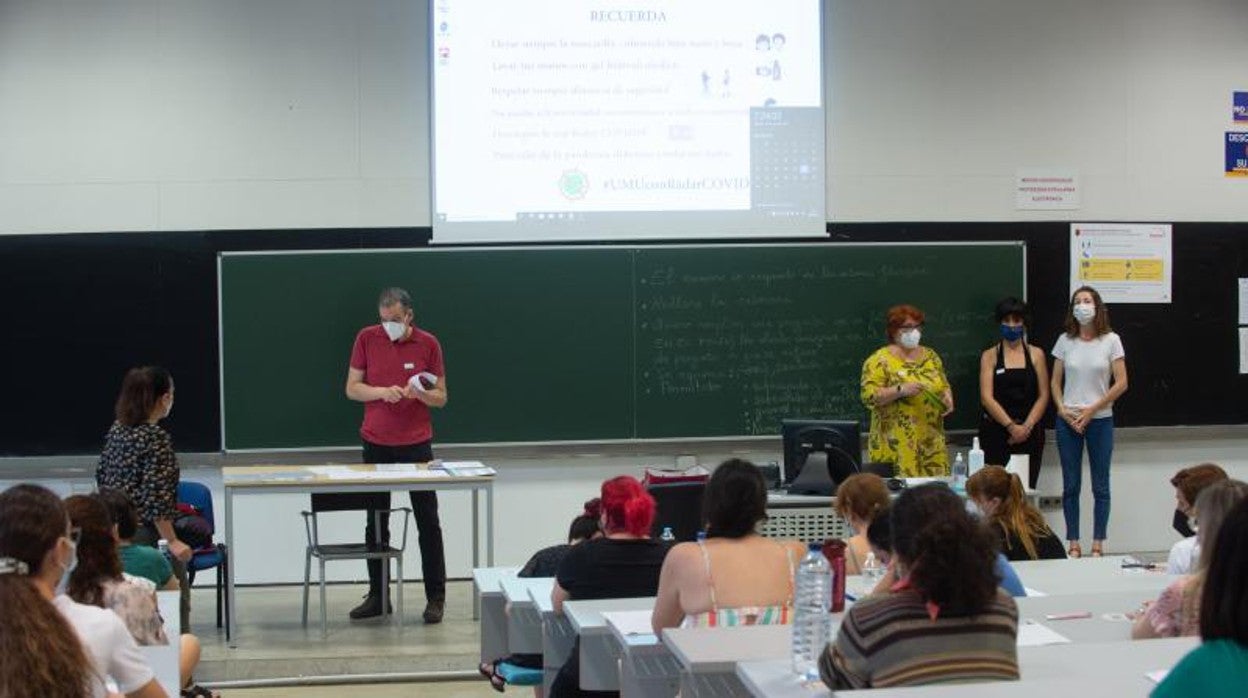 Opositores en el Aulario Norte de la Universidad de Murcia