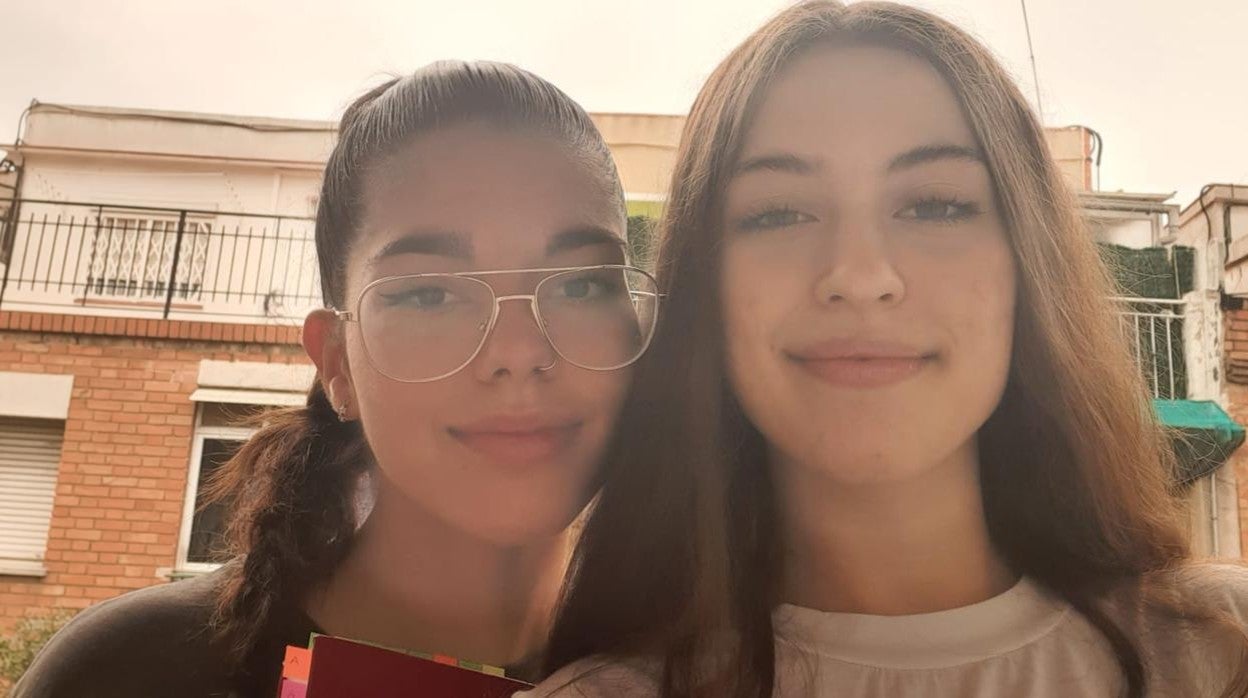 Dos alumnas que constataron que faltaron cuestionarios en castellano