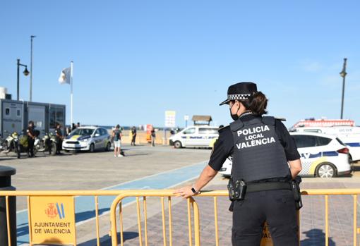 Valencia desaloja sus playas para evitar aglomeraciones durante la noche de San Juan