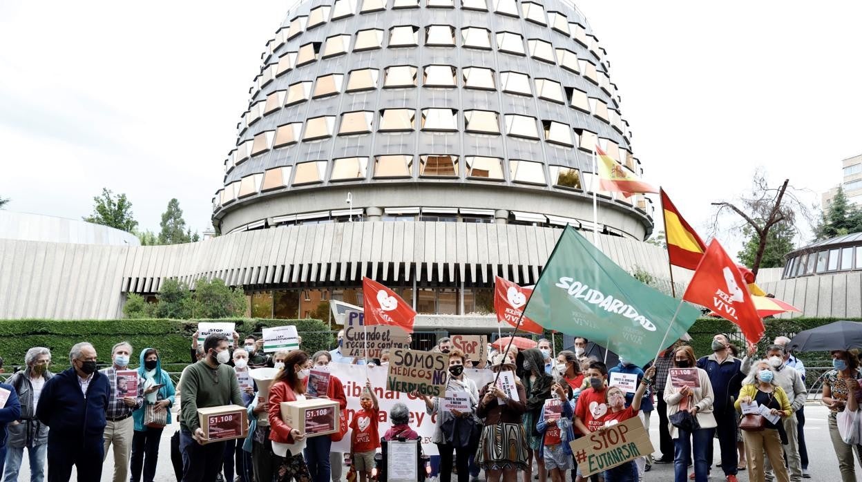 Manifestación contra la ley de la eutanasia frente al Tribunal Constitucional