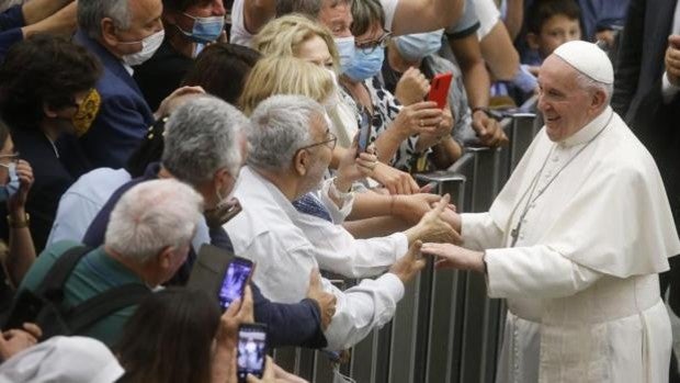 El Papa invita a Cáritas a ser «una escuela de vida para descubrir a muchos jóvenes el sentido del don»