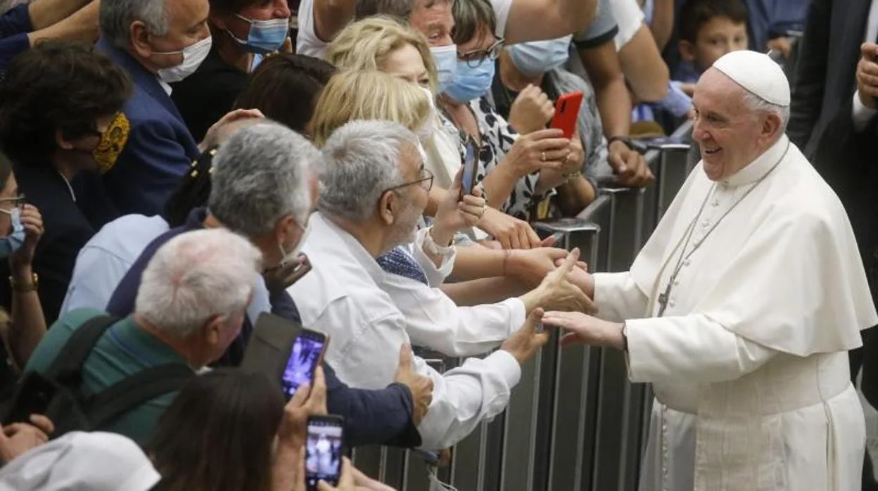 El Papa Francisco saluda a la gente tras el encuentro con las Cáritas de Italia