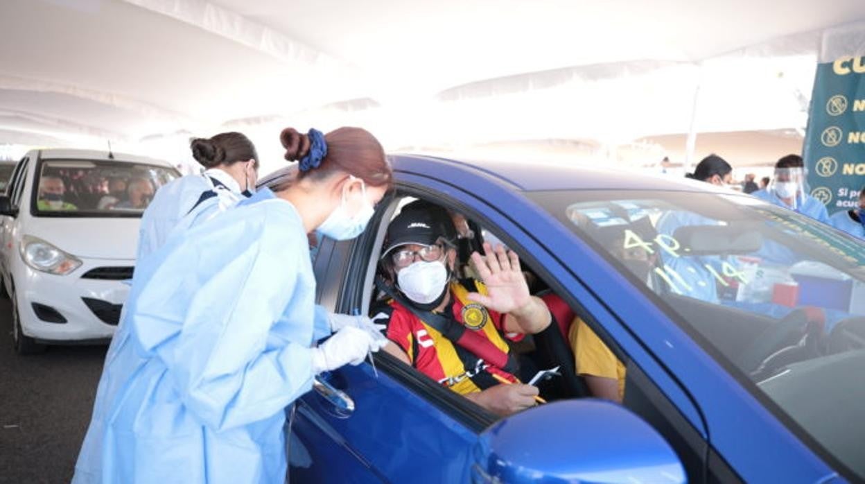 Portugal inaugura el primer centro de vacunación sin bajarse del coche