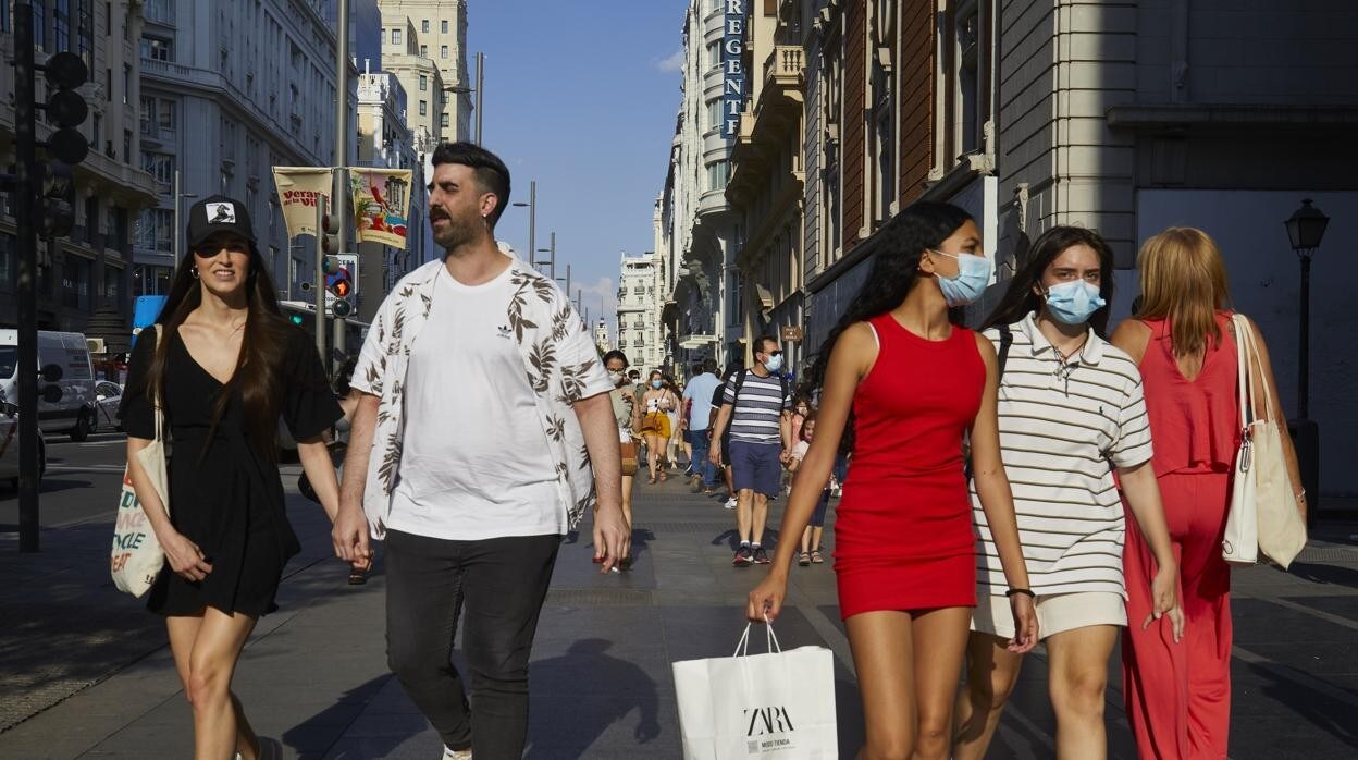 Personas paseando por el centro de Madrid