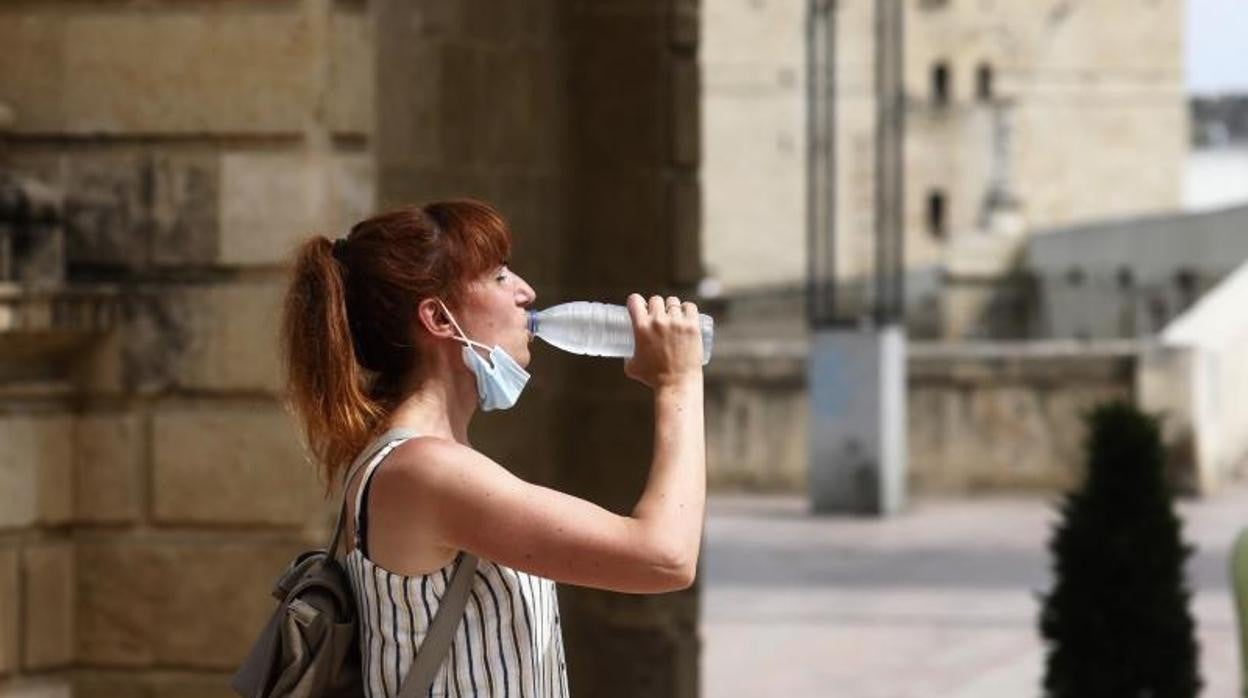 Una mujer bebe agua ante las altas temperaturas