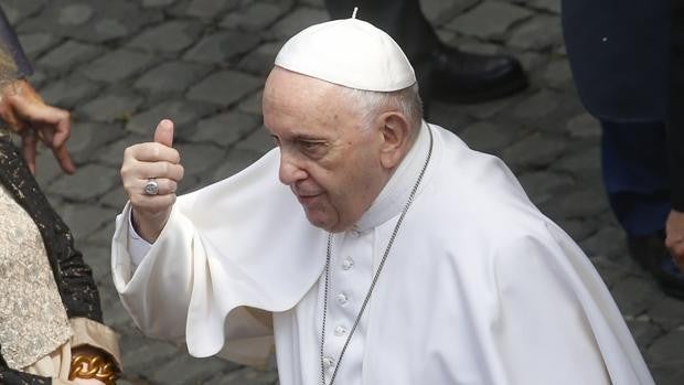 El Papa tuvo fiebre, pero los análisis confirman que se recupera de la cirugía