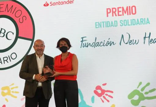 Ángel Expósito, presidente del jurado, hace entrega del premio a Isabel Donado, directora general de la Fundación New Health