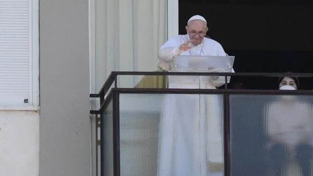 El Papa muestra buen aspecto en su primera aparición tras la cirugía de colon