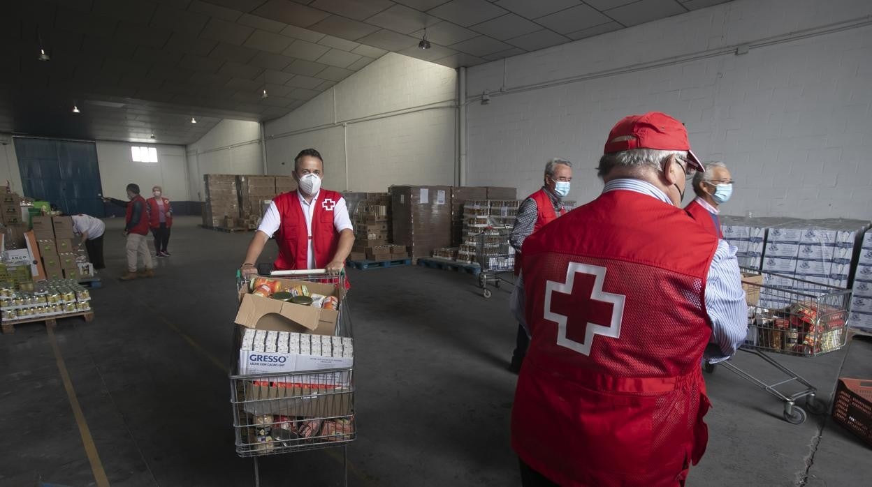 Imagen de archivo de voluntarios durante un reparto de comida de Cruz Roja