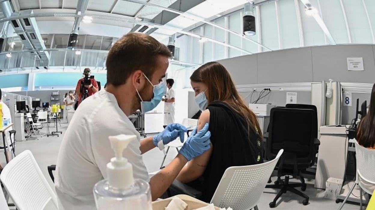 Una chica recibe una dosis de la vacina contra el coronavirus en el hospital Enfermera Isabel Zendal de Madrid