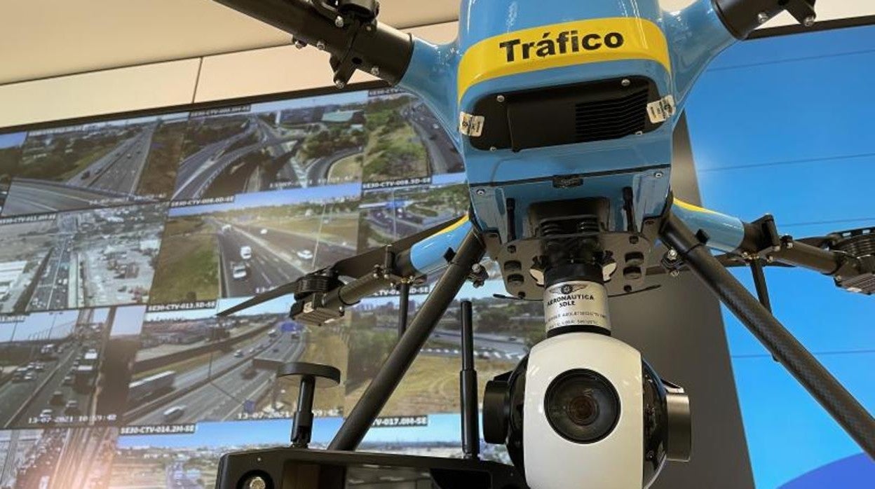 El delegado del gobierno en Andalucía presenta los drones que participarán en la campaña de trafico de la DGT