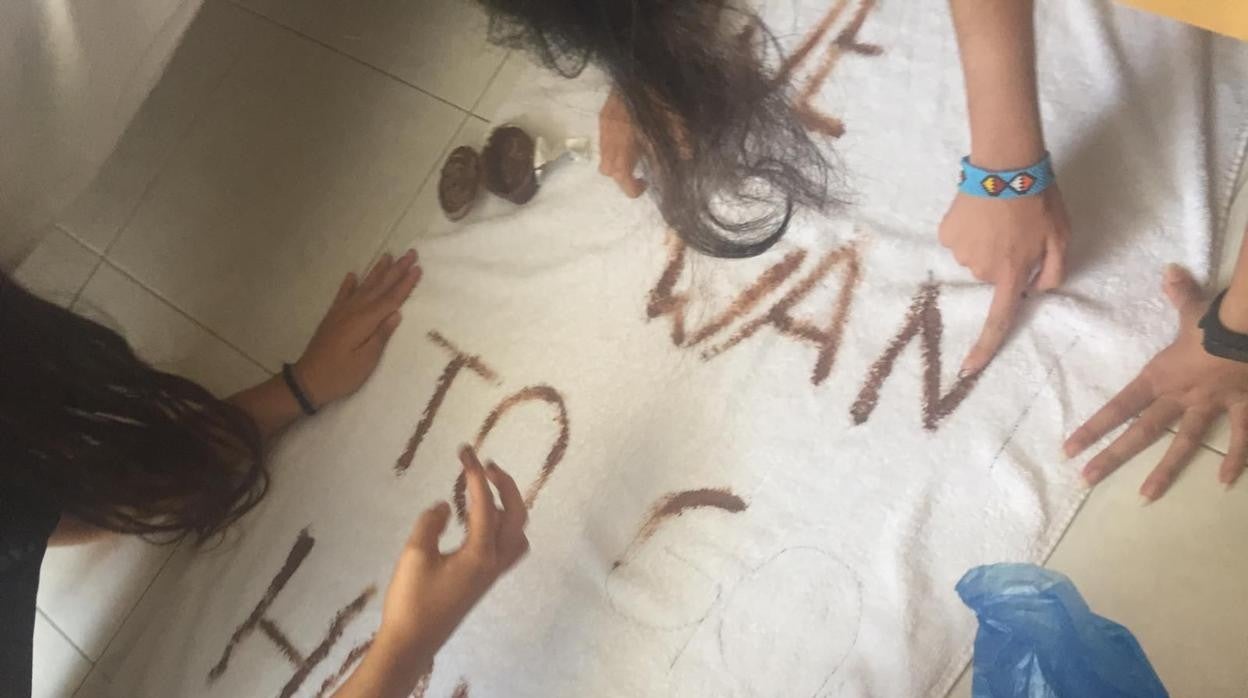 Los chavales pintan pancartas con salsa barbacoa, en el hotel de La Valeta