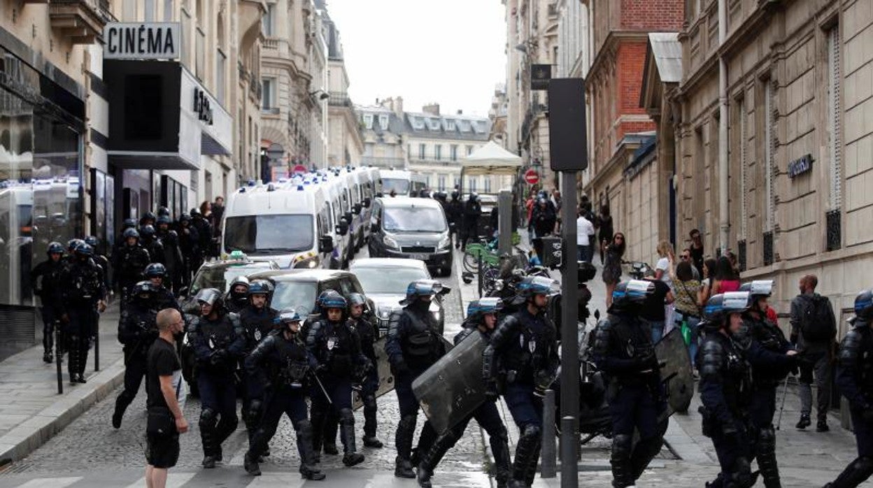 La Policía francesa utilizó agua y gases lacrimógenos