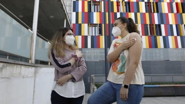 Los efectos secundarios de las vacunas contra el coronavirus en mujeres