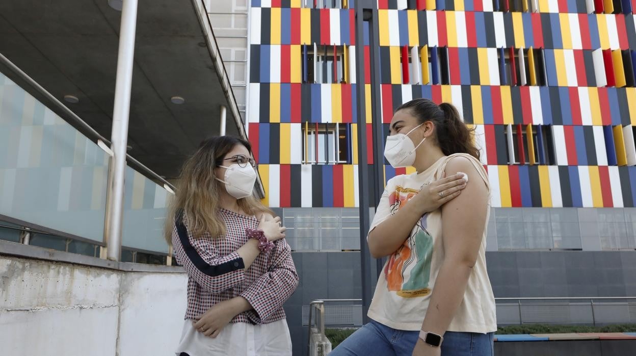 Las mujeres experimentan con más frecuencia efectos secundarios tras recibir la vacuna contra el coronavirus