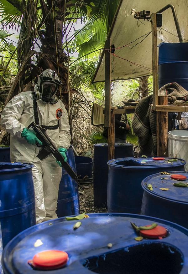 Un agente de la Policía mexicana desmantela un laboratorio de droga en Sinaloa