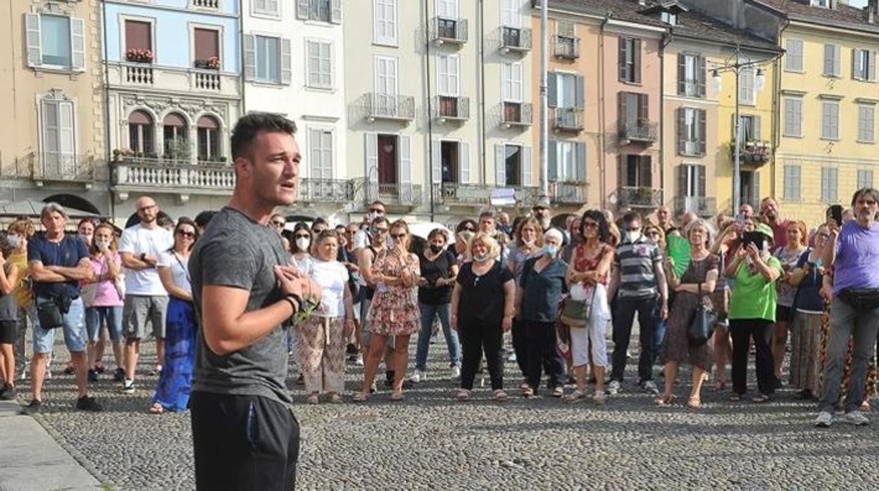 Marco Natali, hijo de un médico fallecido por Covid, en Lodi, donde se enfrentó a una manifestación negacionista