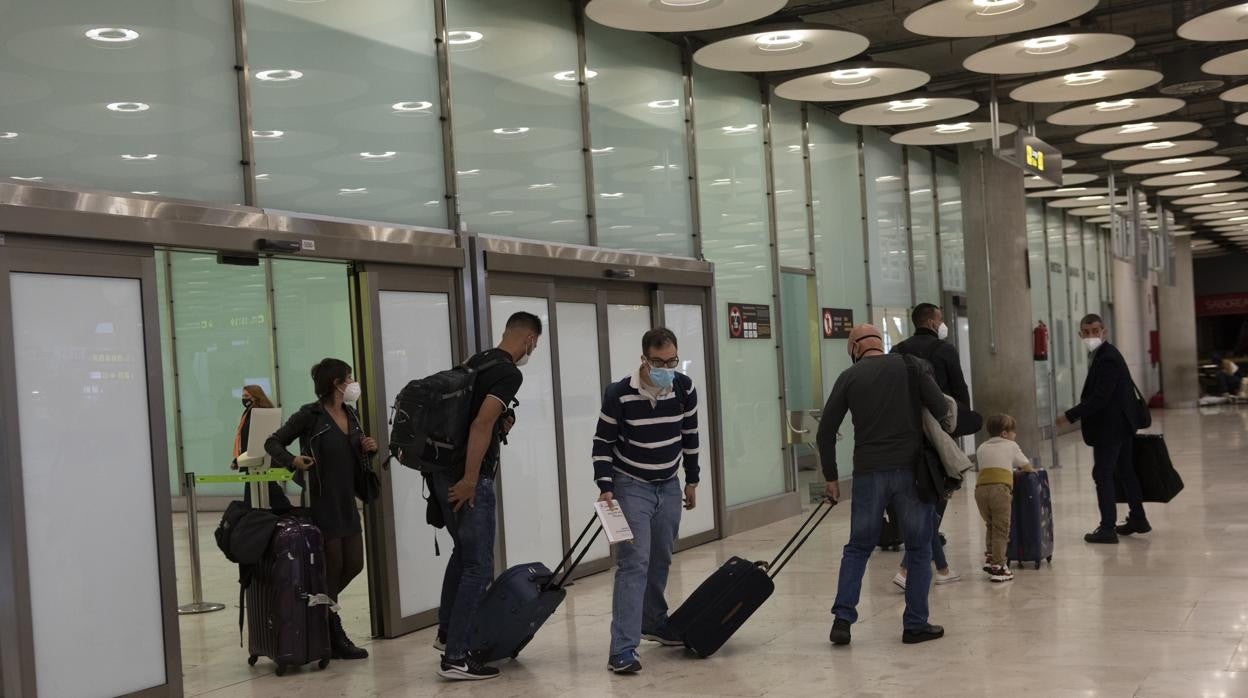 Llegada de pasajeros al aeropuerto de Barajas