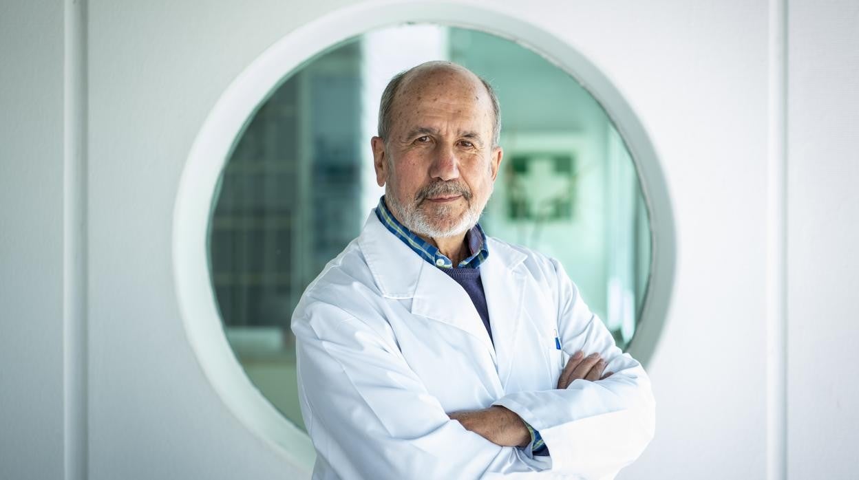 El investigador, en su laboratorio del Centro Nacional de Biotecnología, dependiente del CSIC