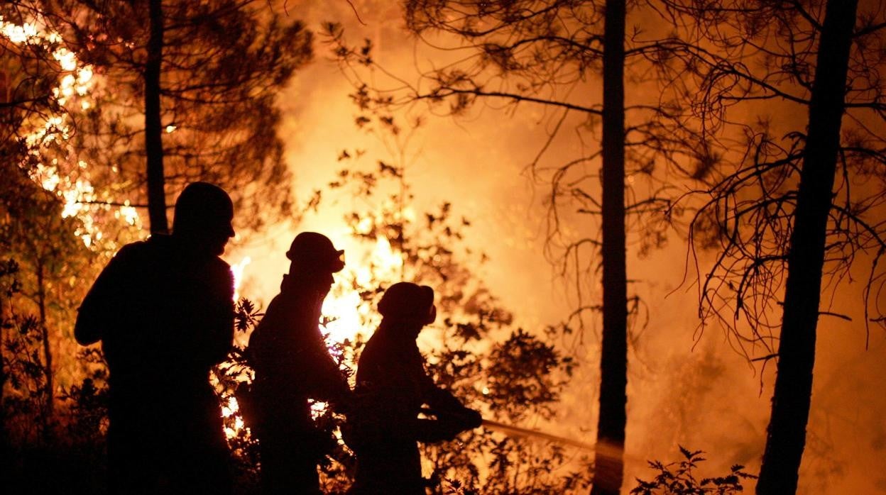 Bomberos sofocando un incendio extremo