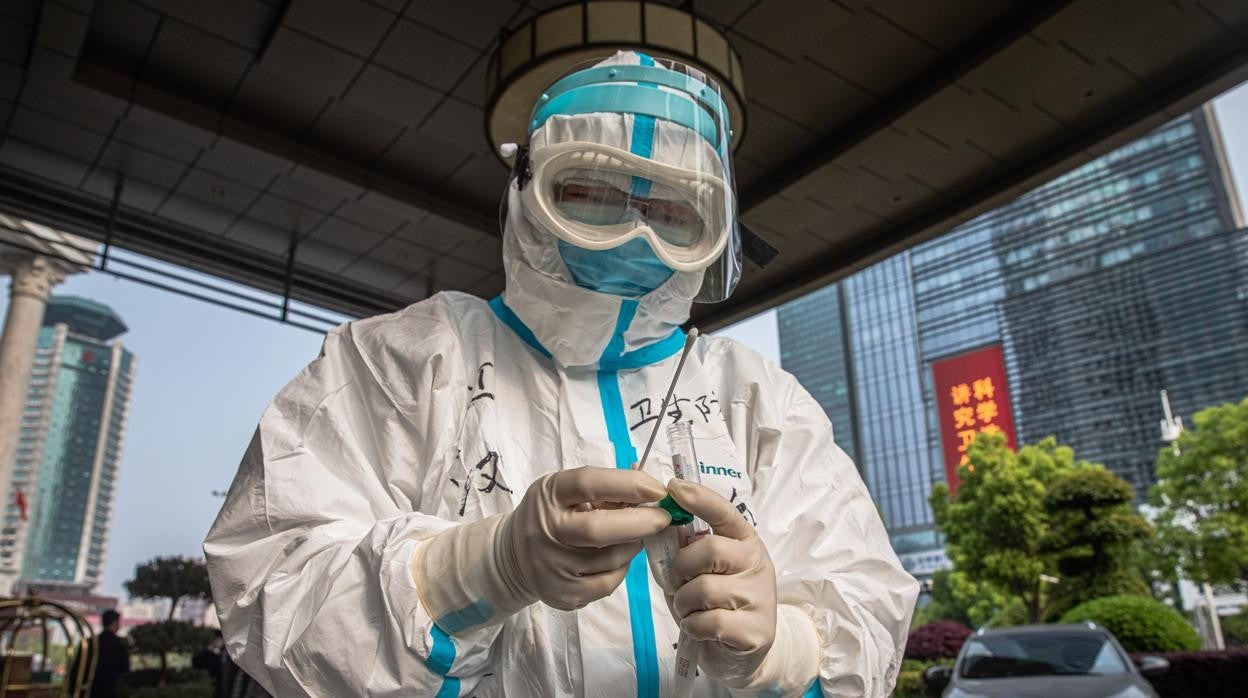 Imagen de archivo de un sanitario preparando test en Wuhan