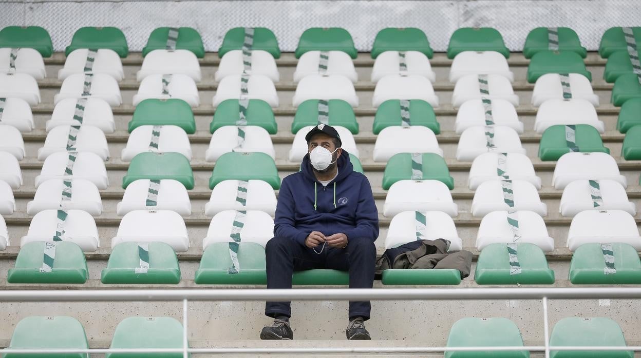 Un hombre sentado en la grada del Estadio Arcángel de Córdoba