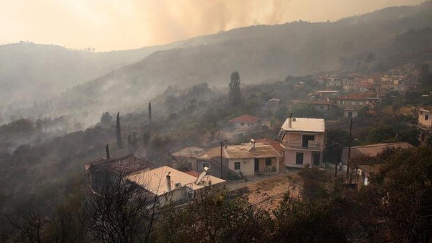 Grecia, cercada por las llamas: «El país se enfrenta a una crisis medioambiental sin precedentes»